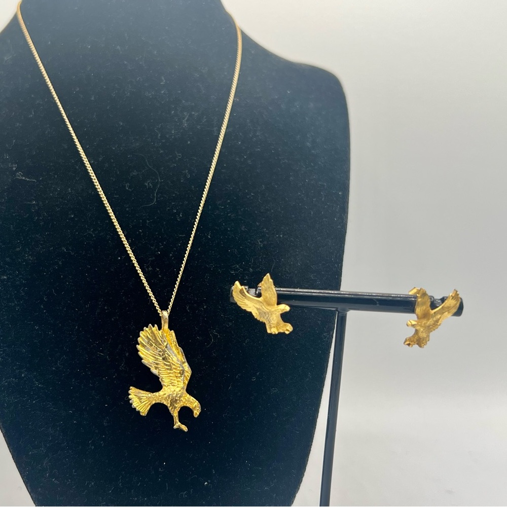 Vintage gold tone eagle pendant necklace & matching pierced earrings
